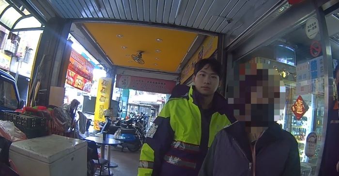 八旬婦人迷途呆坐店內 中和暖警即時助返家