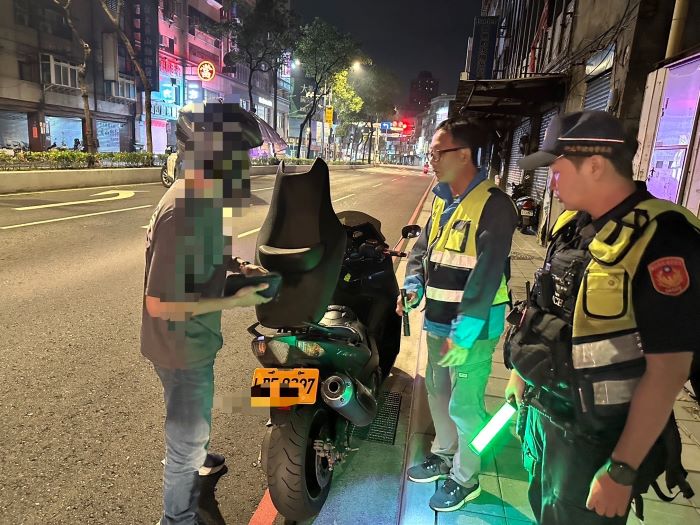鐵腕守安寧  中和警深夜出擊掃蕩噪音車