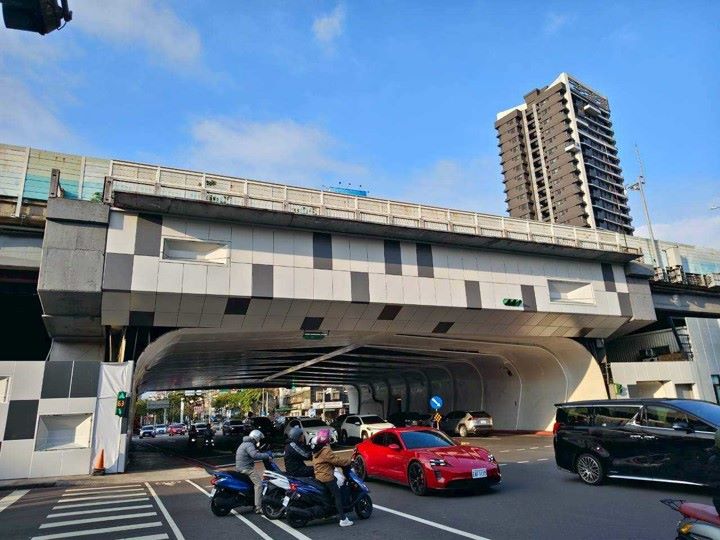 民生陸橋立面改善完工  板橋交通節點煥然一新