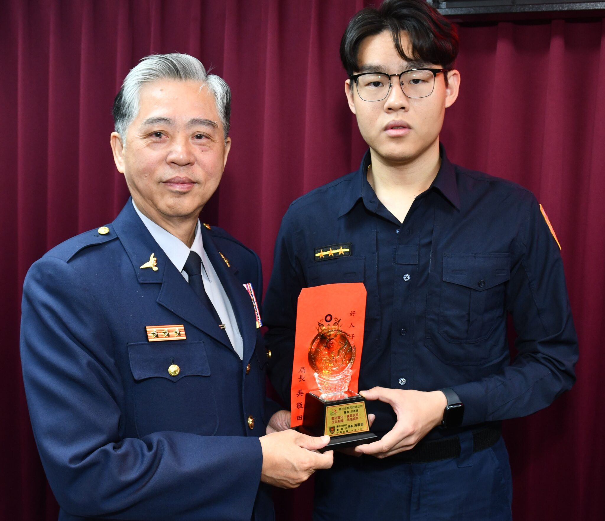 英勇奪下自殘女手中刀刃           吳敬田在會報表揚邱彥儒