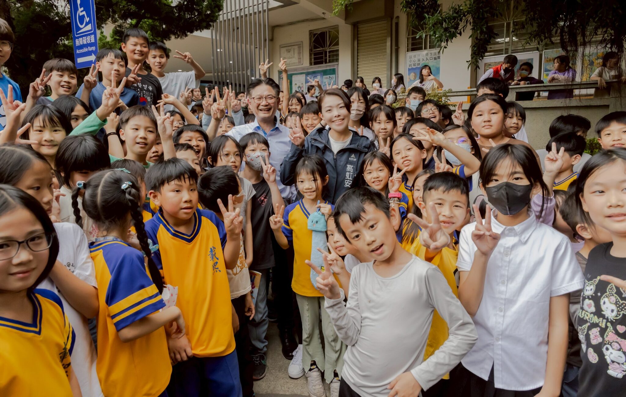 高虹安化身「孩子王」現身載熙國小   嗨玩充氣城堡、套圈圈與學童同樂