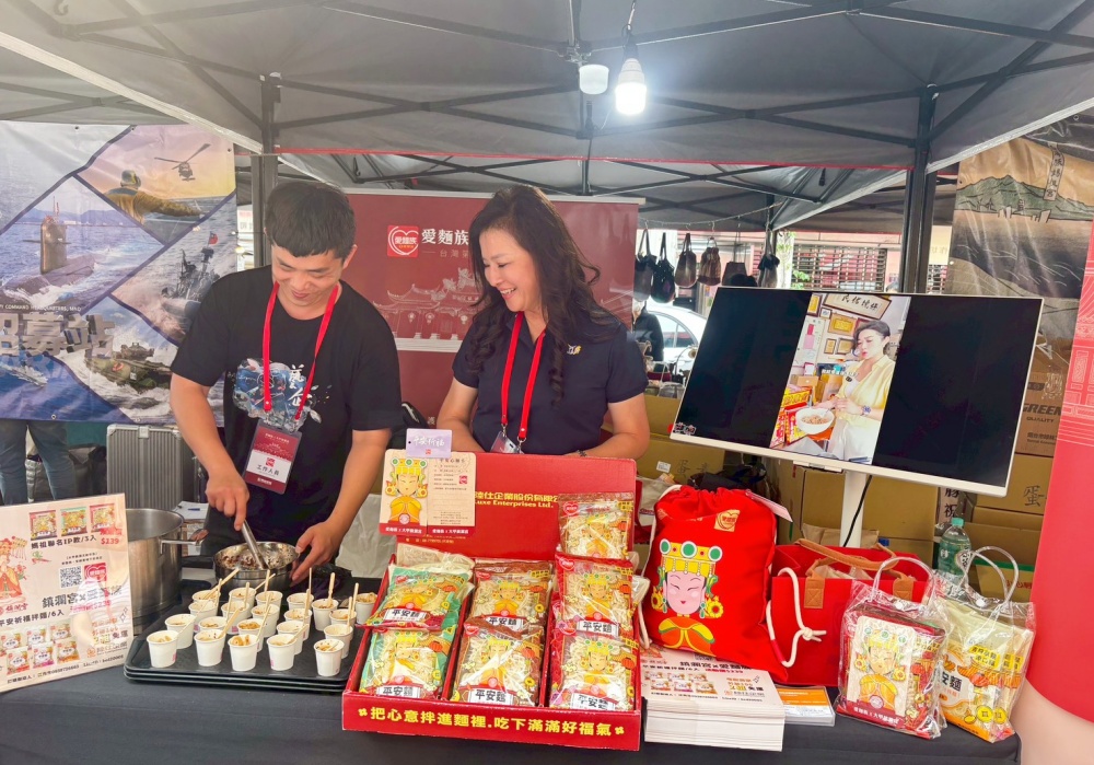 食品科技連結信仰文化：愛麵族「平安麵」進駐大甲媽遶境