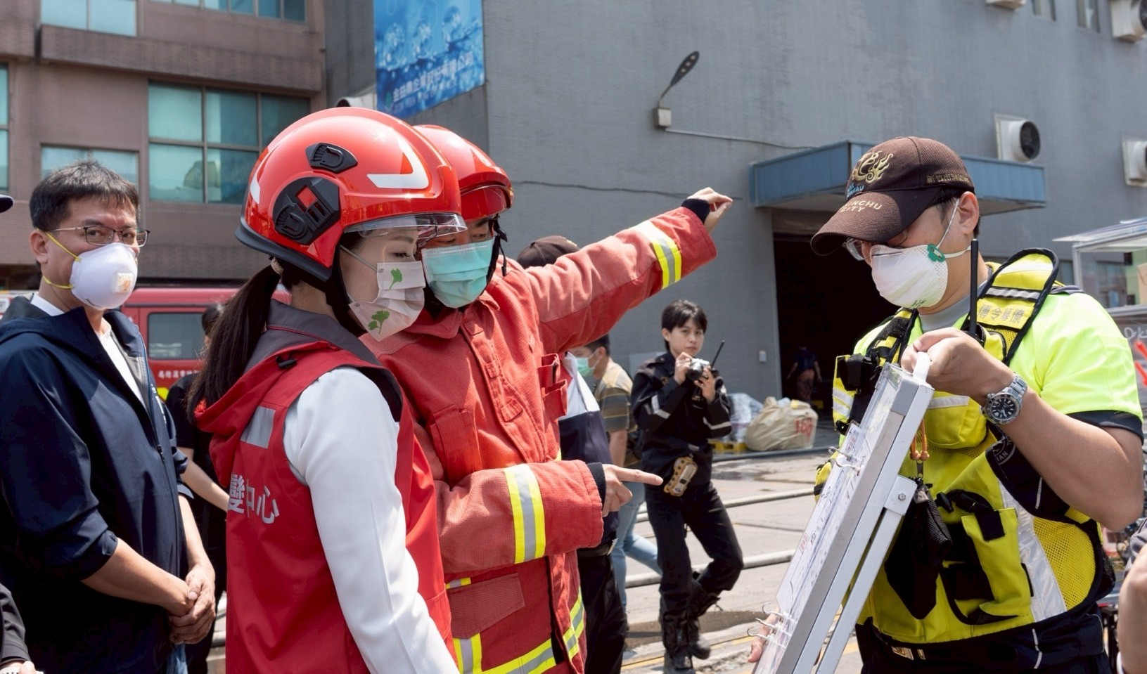 竹市香山區回收場火警竹苗協同救災　高虹安坐鎮到場：全力搶救，守護市民安全