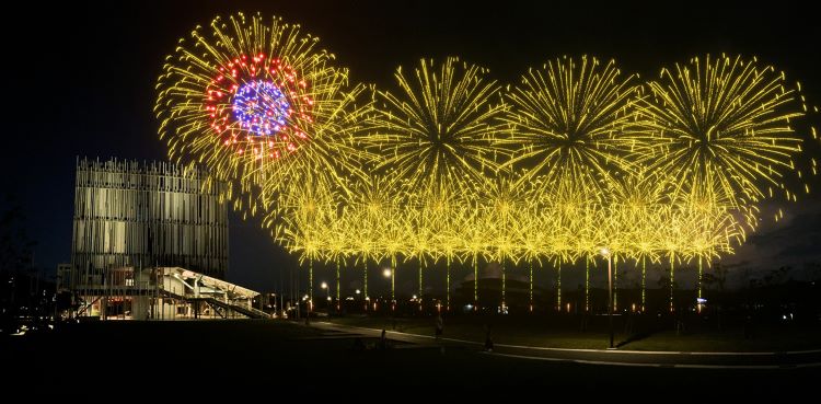 煙火結合無人機打造天空雙舞台   新美館周年展演光影共鳴