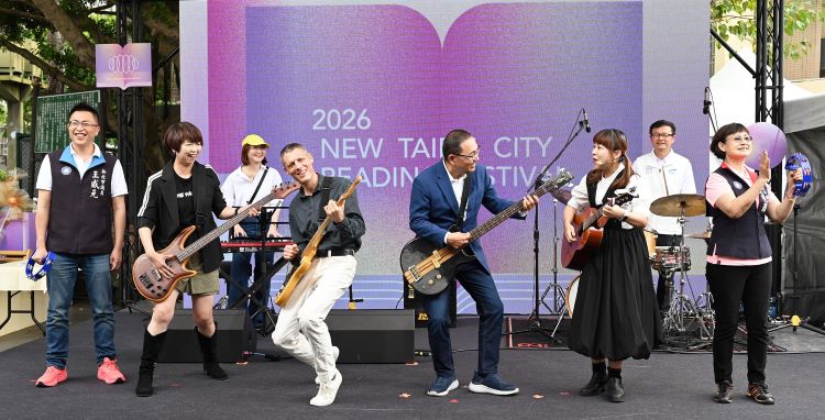 新北戶外Reading Party登場     侯友宜化身電吉他手與民同樂