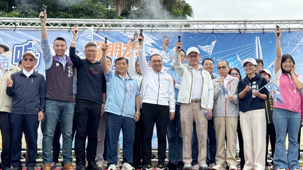 見證世紀地標！淡江大橋健行創紀錄   十萬人潮擠爆淡水搶走「一生期待之路」