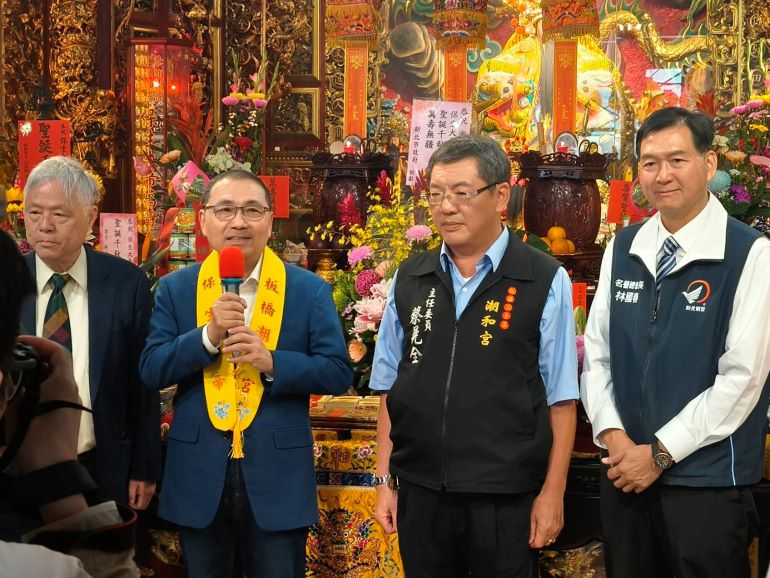 保生大帝聖誕  侯友宜走訪板橋祈福   農村公園三合院書畫聯展登場