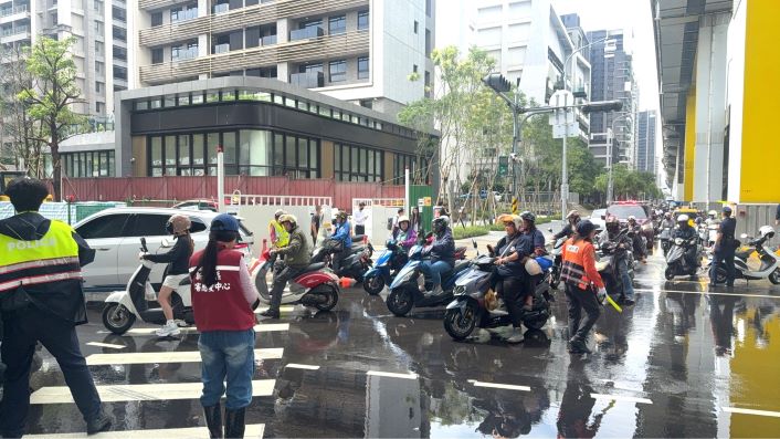 上班尖峰遇管線破裂   新莊警尖峰時段急疏導