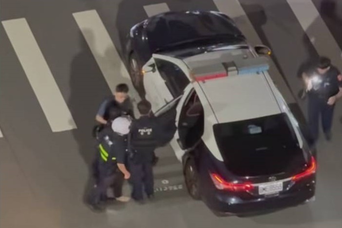 男子駕車違停衝撞員警         當場被捕搜出不法證物