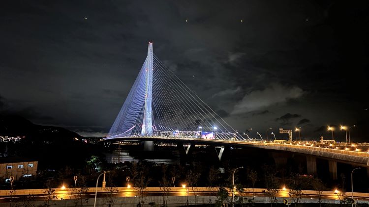 淡江大橋「感恩．美好之夜」登場　侯：世界正在看新北