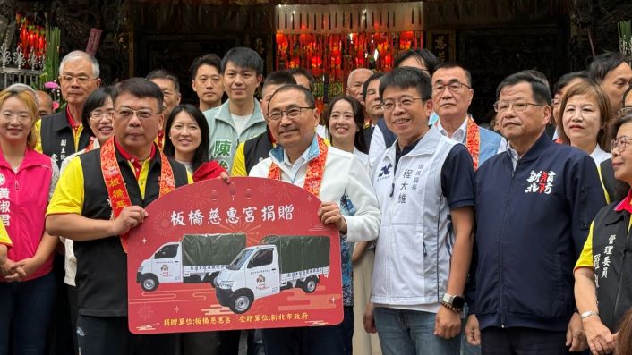 媽祖聖誕侯友宜走訪新北三宮廟祈福　板橋慈惠宮再捐新世代地震體驗車