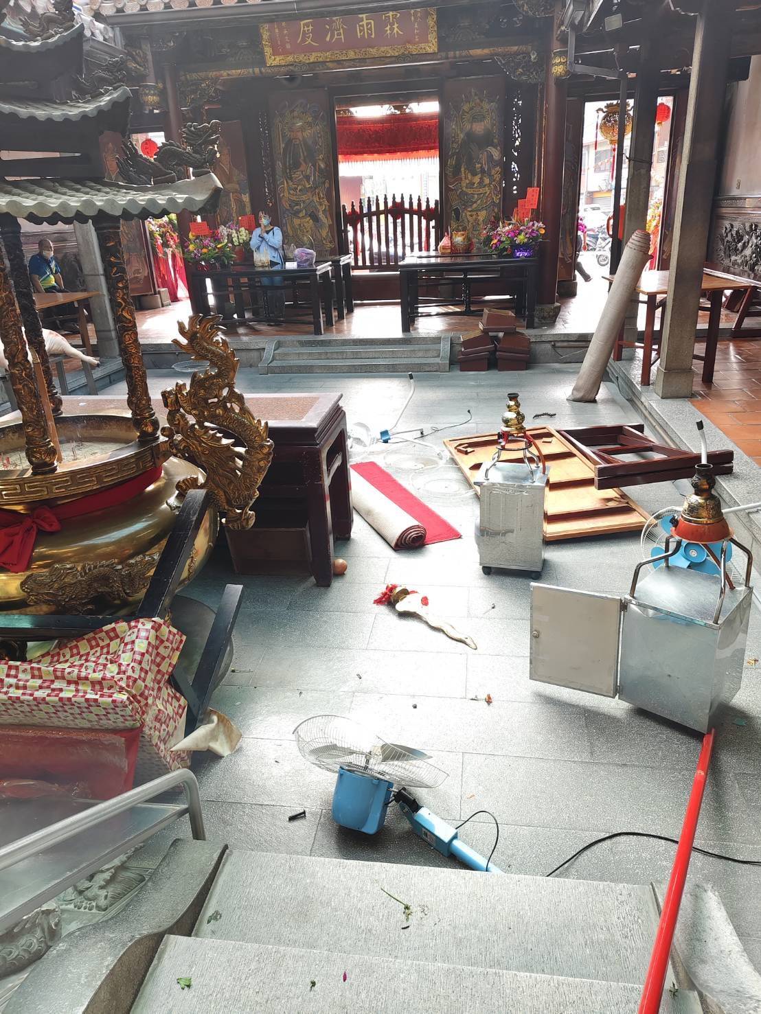 男子在萬和宮內突然抓狂           毀損物品當場被警方制伏