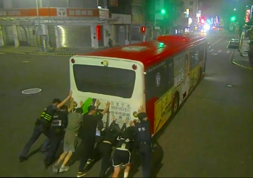 公車拋錨七人發揮洪荒之力       將數噸重的公車推至安全處
