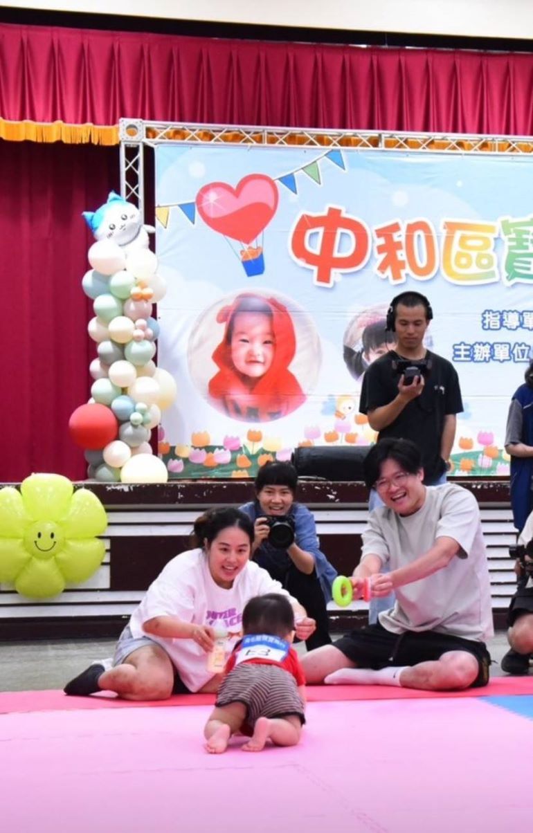小寶貝勇闖賽道   中和爬行賽百位萌娃爬出歡笑