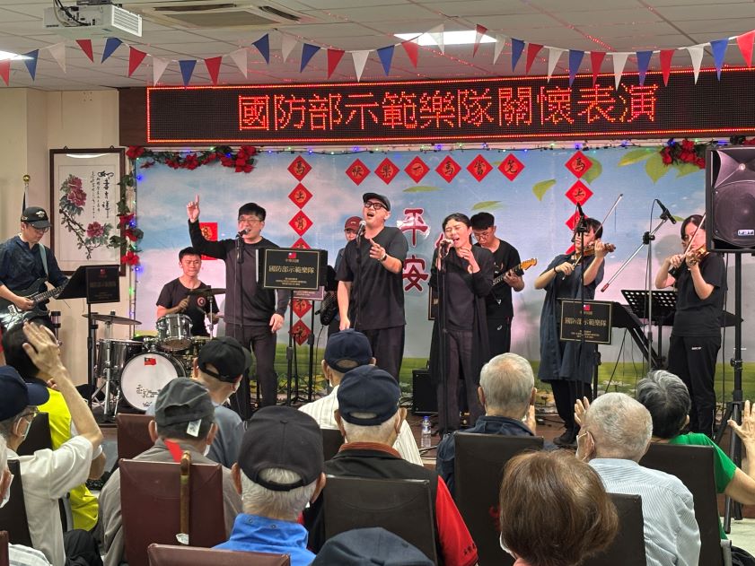軍樂不只進行曲   國防部示範樂隊板橋榮家慰演溫暖長輩心房