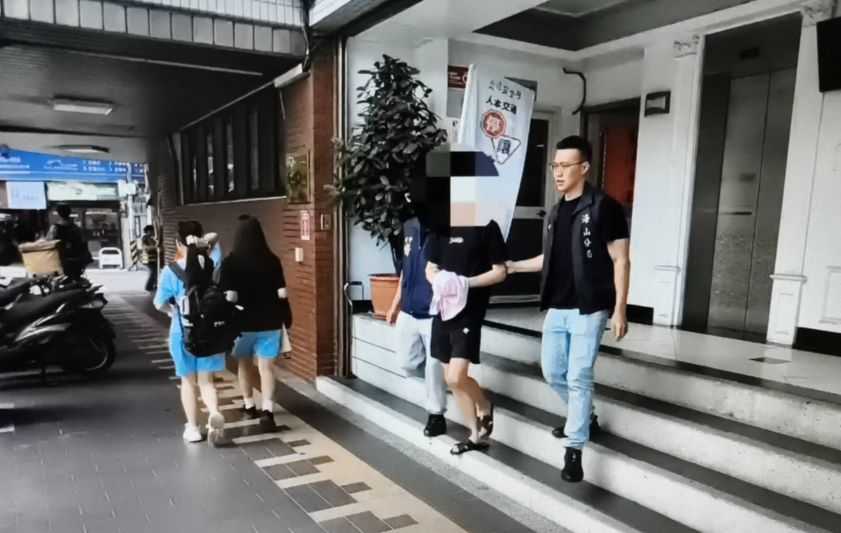 追撞執勤警發文挑釁  海山警深夜拘提23歲囂張男