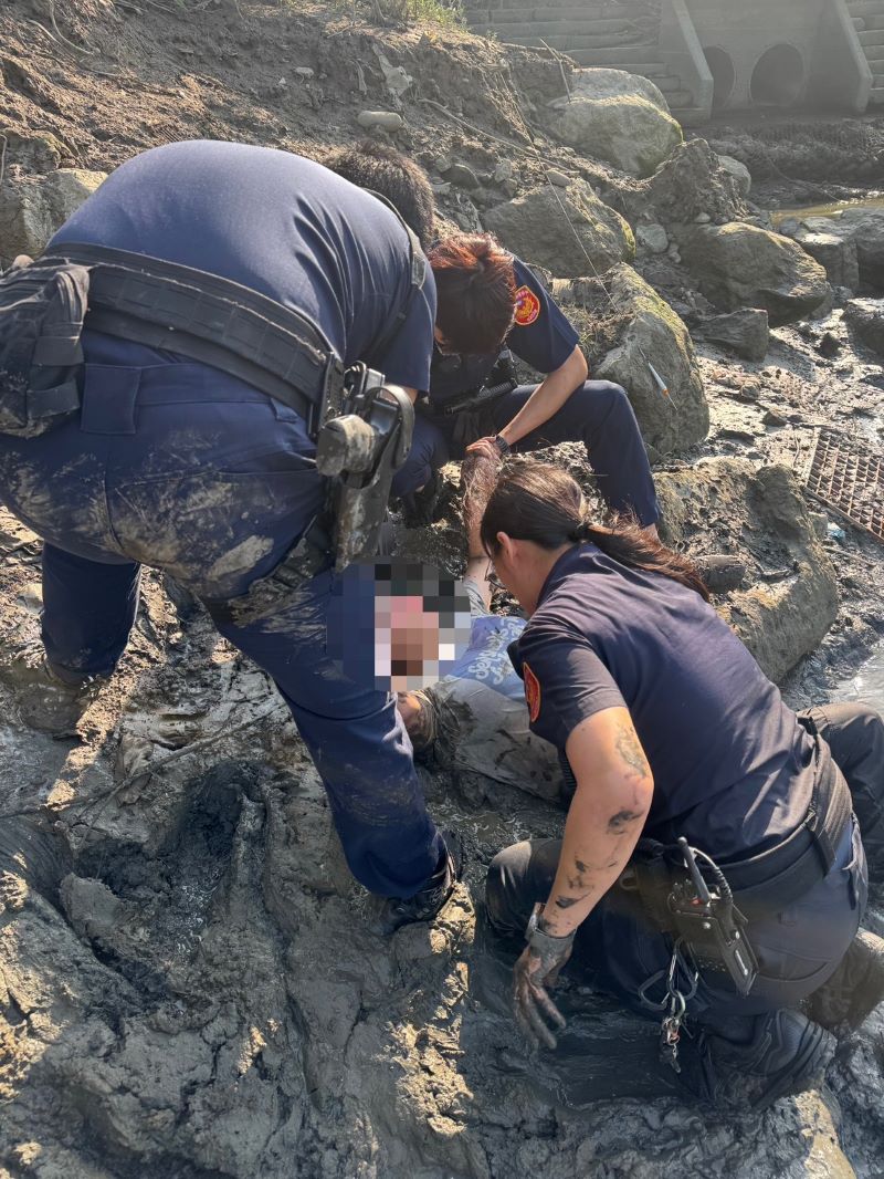 婦人失足落水載浮載沉   海山警奮勇下水泥濘中救回
