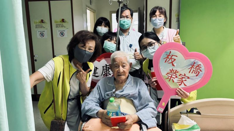 關懷住院榮民長  板橋榮家端午前夕送暖