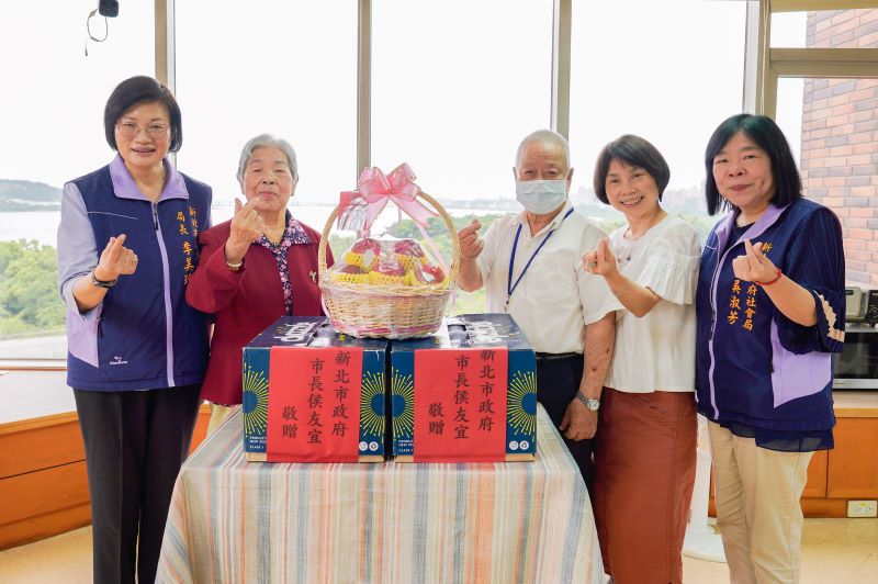 端午關懷走訪三機構  李美珍代表市長致贈加菜金與蘋果